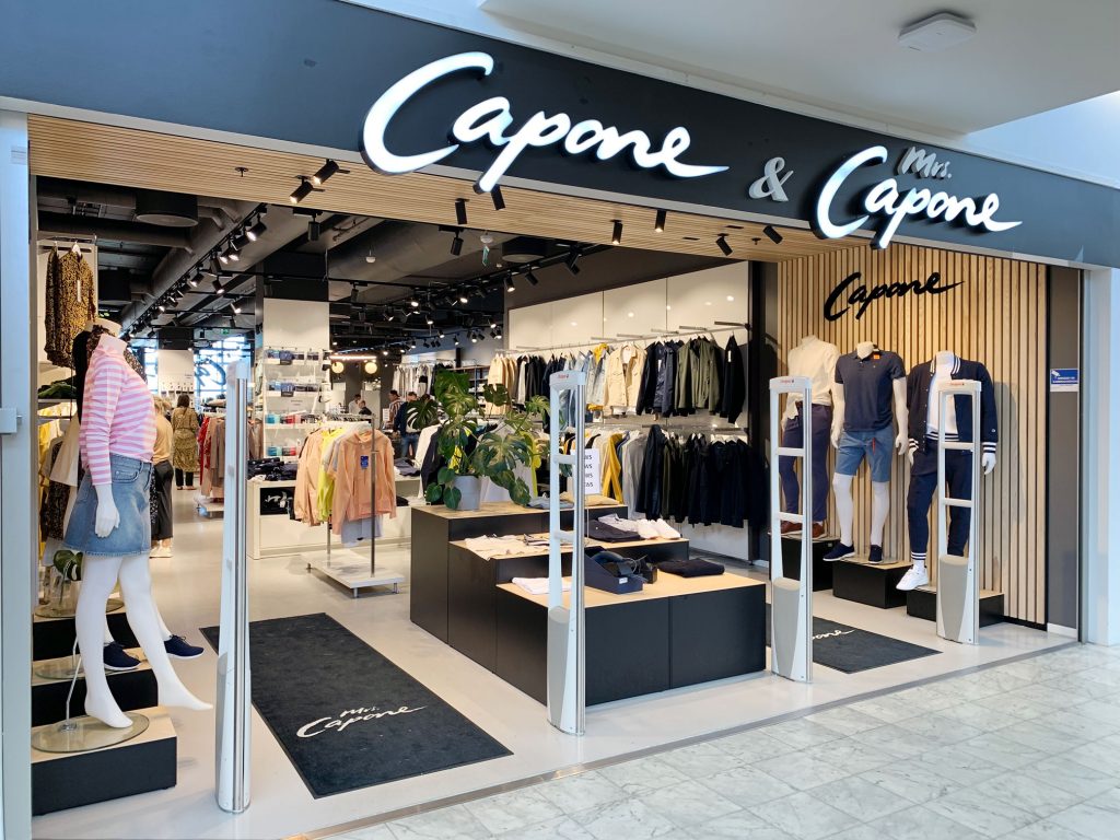 DELTID, CAPONE & MRS CAPONE KVADRAT