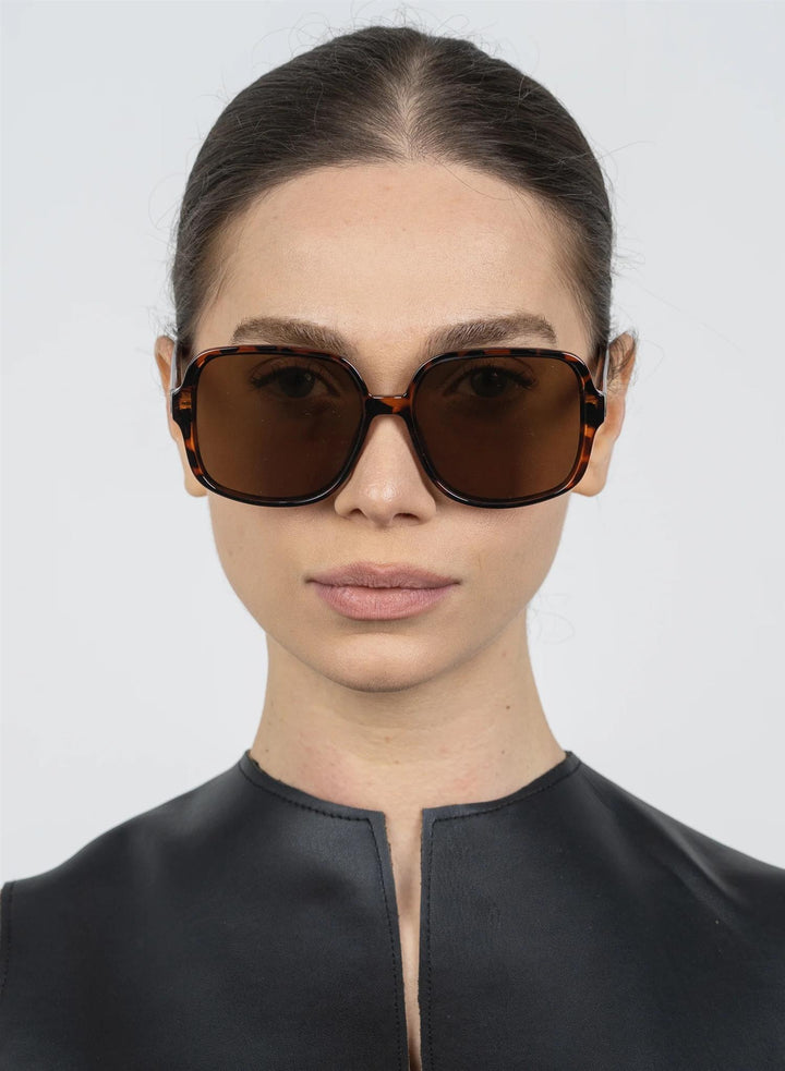 ANNIE  Tort/Brown