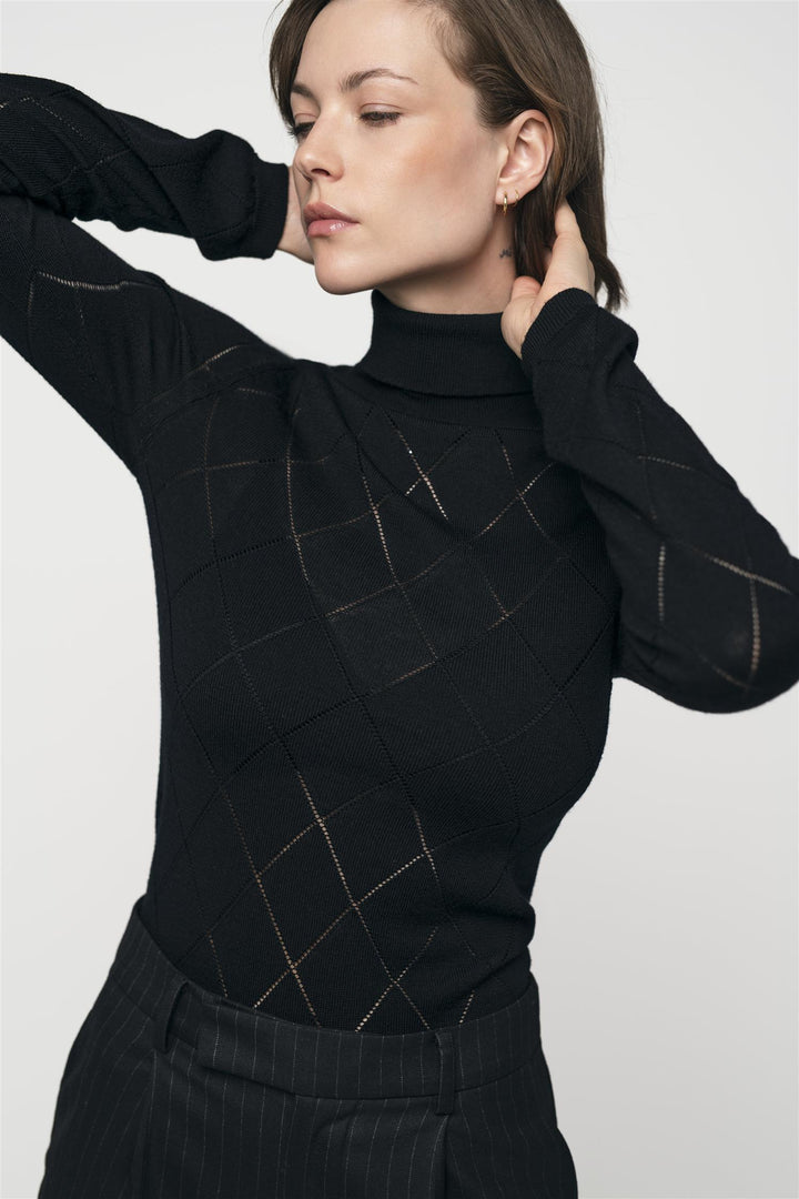 TAO ARGYLE  Black