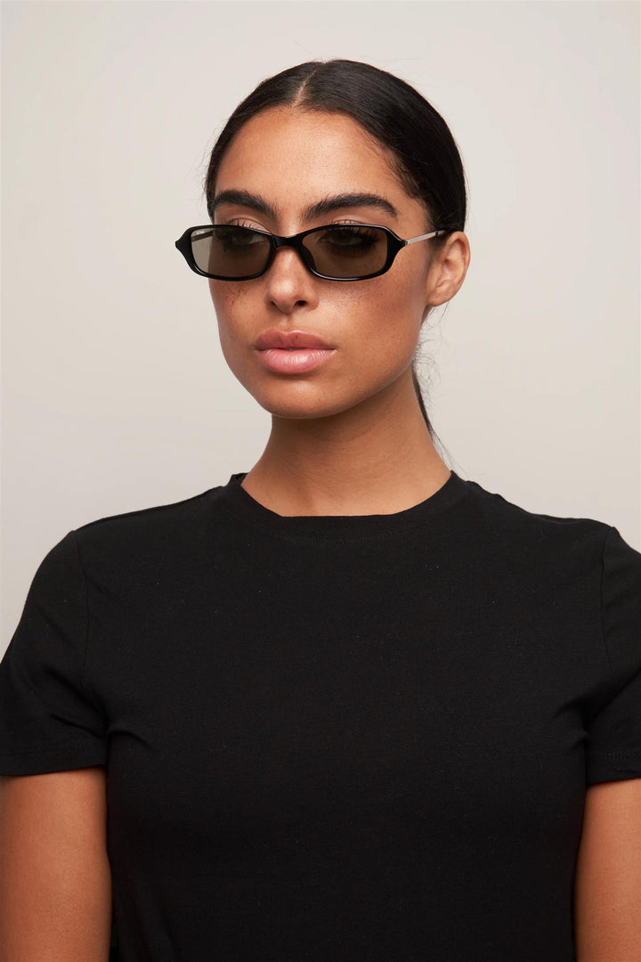 Caysee  Black/Smoke