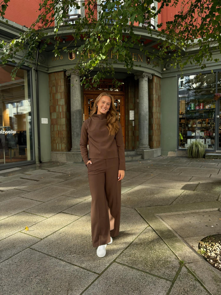 REIGN TAILORED EXTRA WIDE  Brown