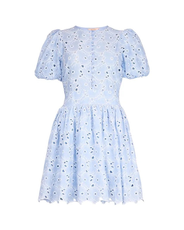 BRODERIE ANGLAISE PUFFD DRESS  Lys Blå