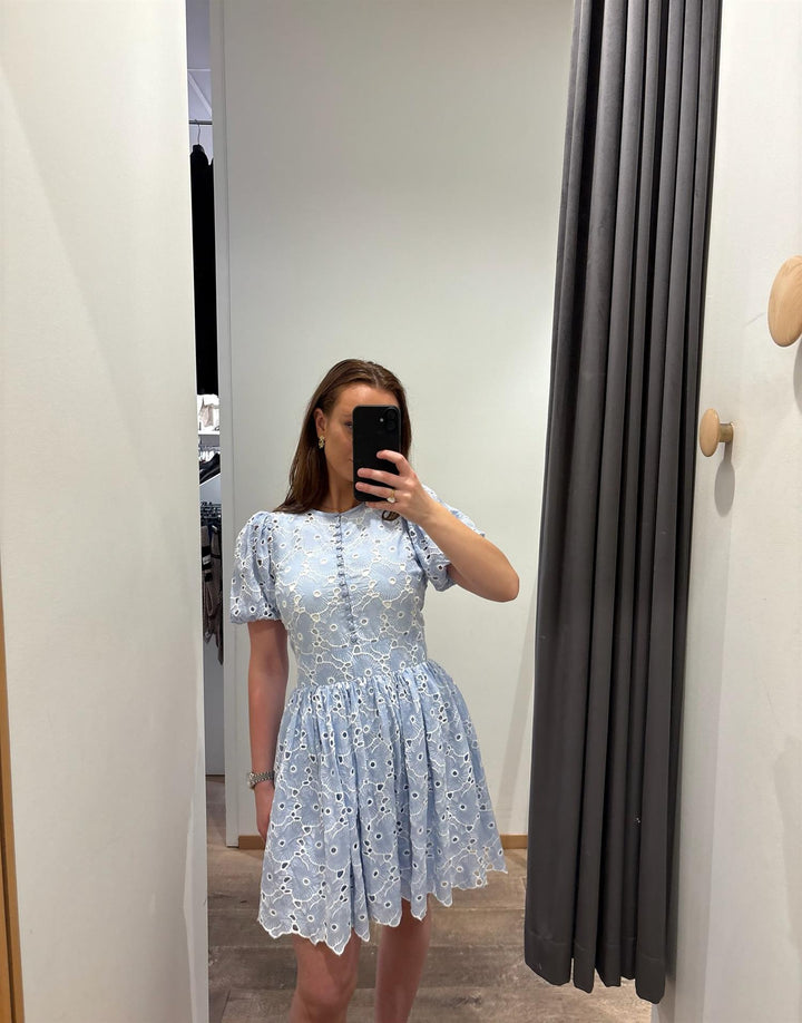 BRODERIE ANGLAISE PUFFD DRESS  Lys Blå