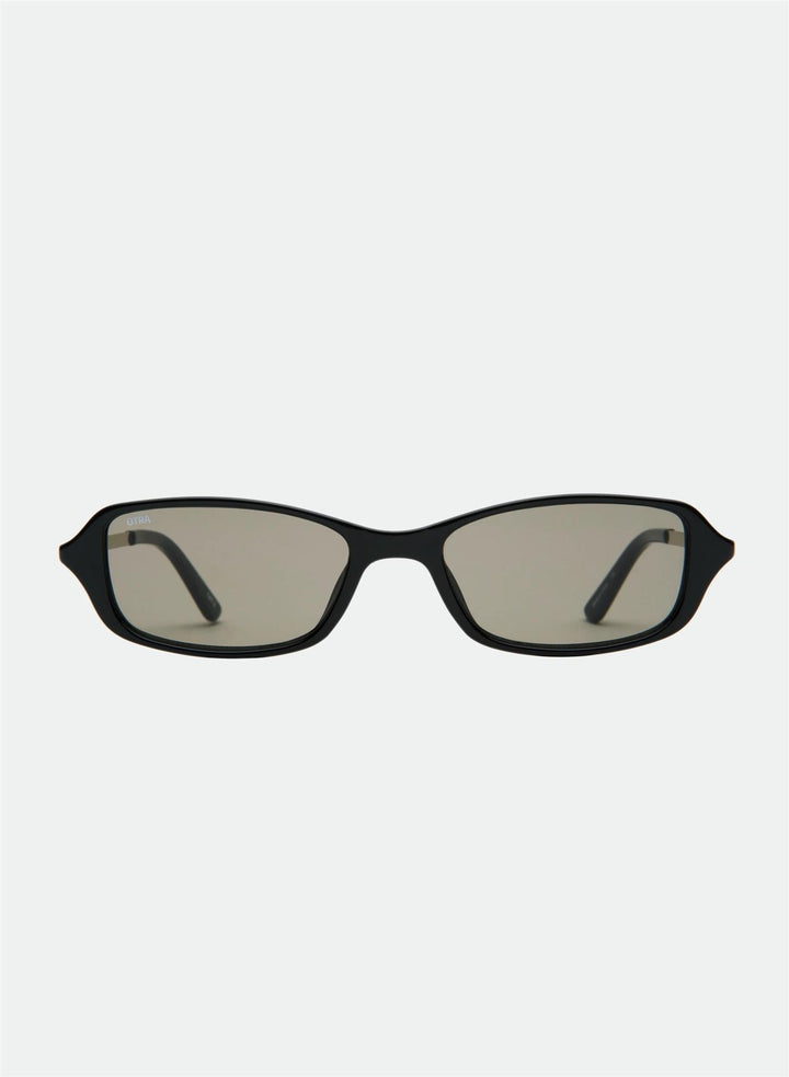 Caysee  Black/Smoke