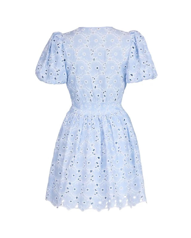 BRODERIE ANGLAISE PUFFD DRESS  Lys Blå