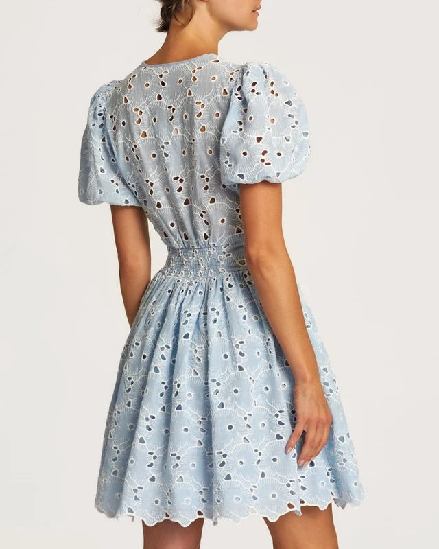 BRODERIE ANGLAISE PUFFD DRESS  Lys Blå