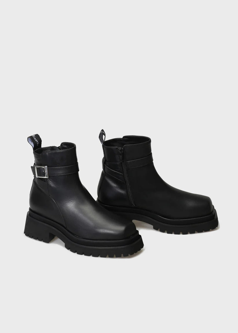 VILMA 888 in Capricorno Leather  Nero