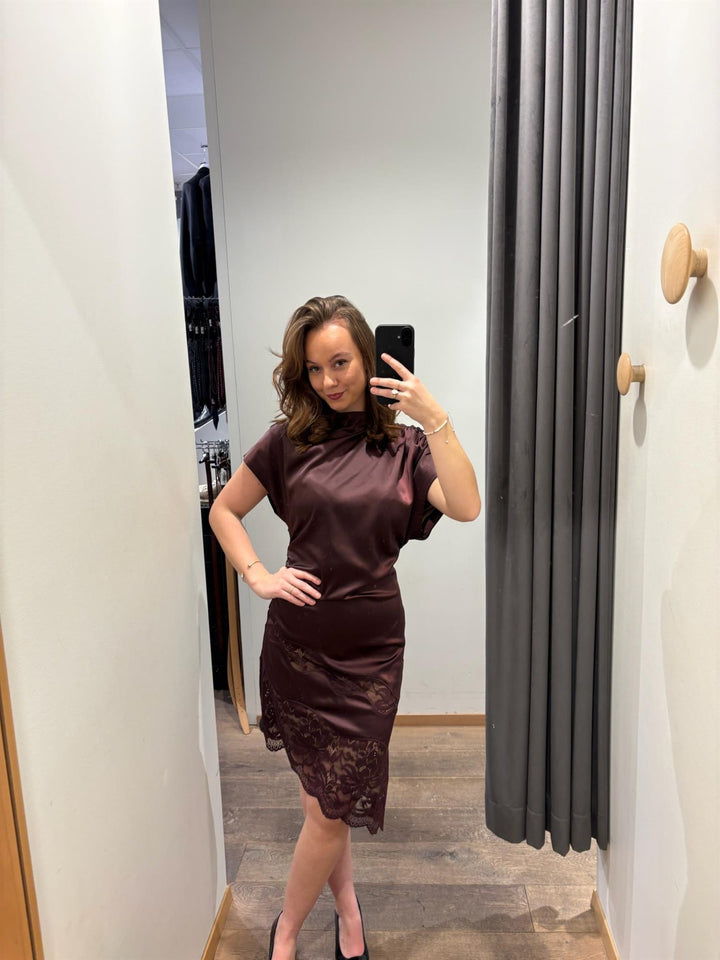 DEMI LACE DRESS Plum Burgundy
