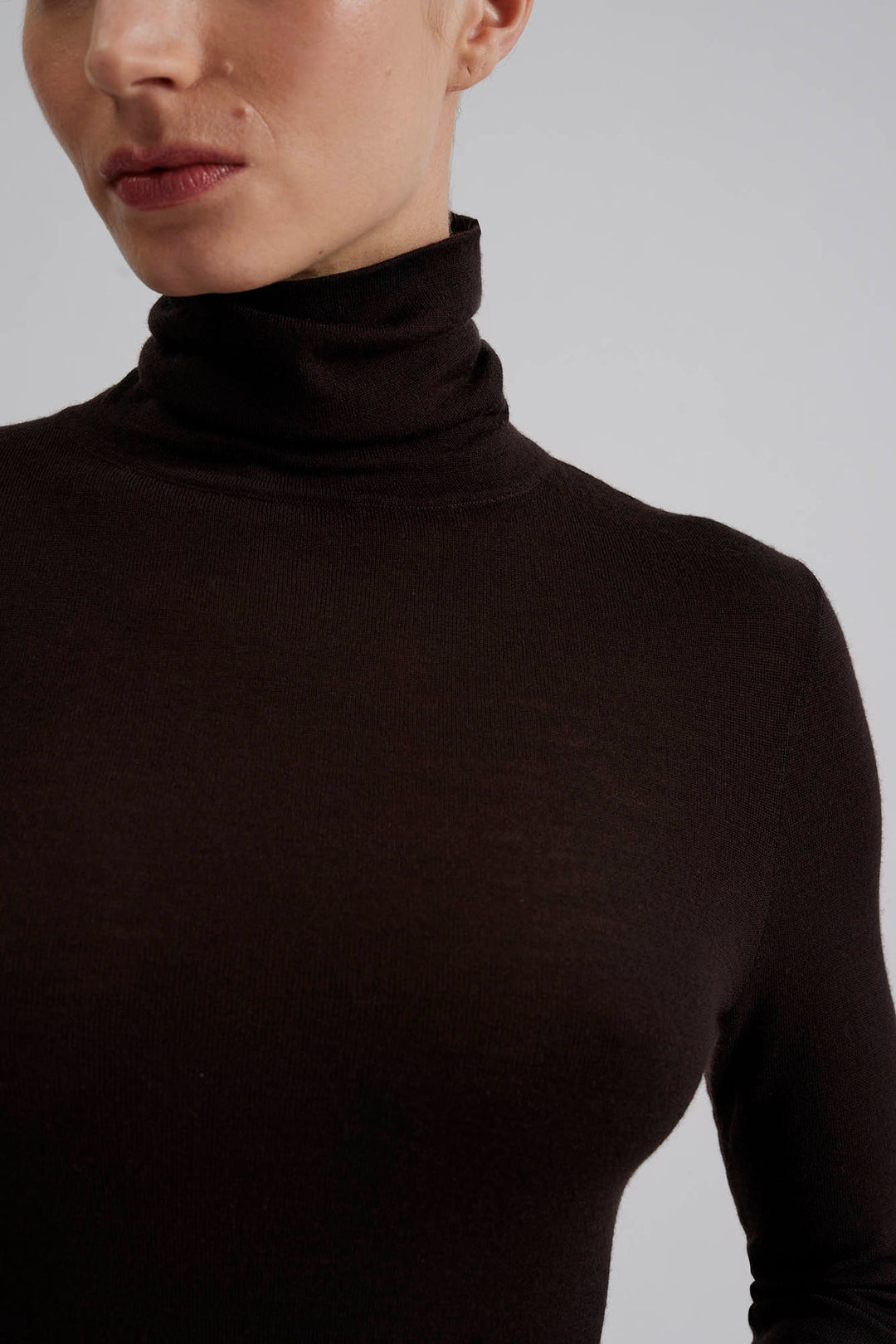 Quinn thin turtleneck wool top  Chocolate