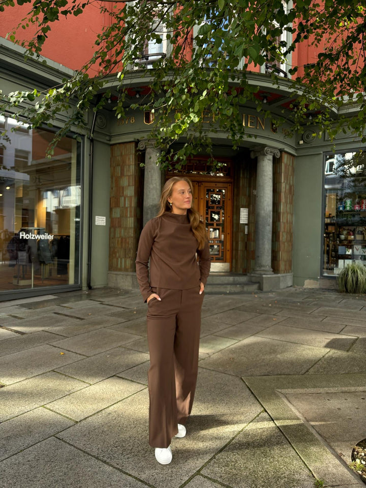 REIGN TAILORED EXTRA WIDE  Brown