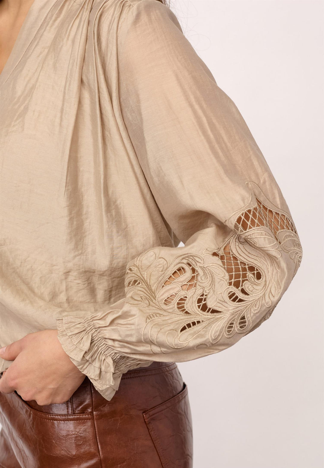 Delin CC Balloon Emb Shirt  Mink