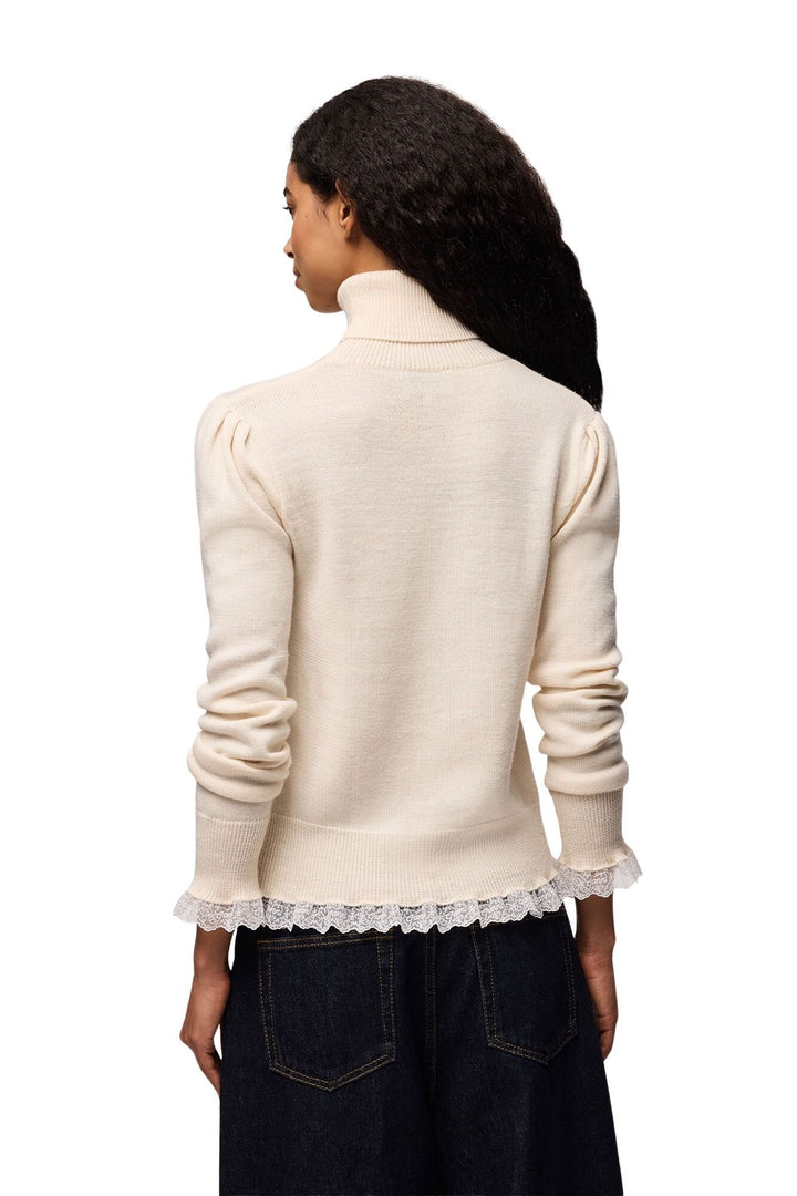 MERINO TURTLENECK W LACE DETAILS  Egret