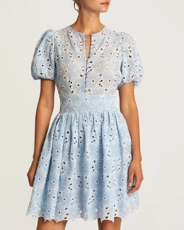 BRODERIE ANGLAISE PUFFD DRESS  Lys Blå